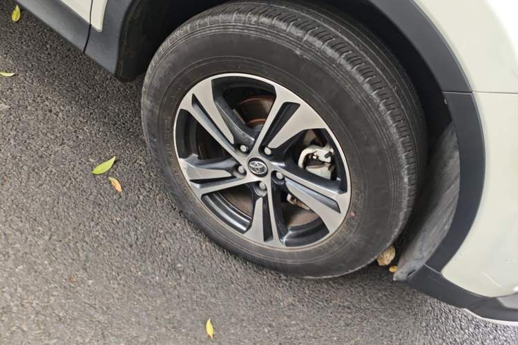 Used Toyota RAV4 2015 2.0L CVT Four-Wheel Drive New Edition