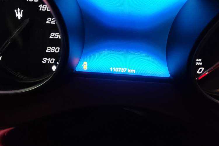 Used Maserati Levante 2018 3.0T Standard Edition Odometer Close Up