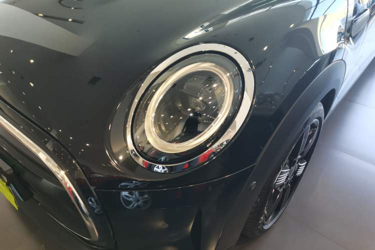 Used MINI MINI 2023 Updated 1.5T COOPER Artist Five-Door Edition
