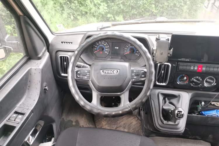 Used Iveco Daily 2023 2.5T A35M1 Short Wheelbase Mid-Height Single-Tire Side-Sliding Door 5–9 Seats