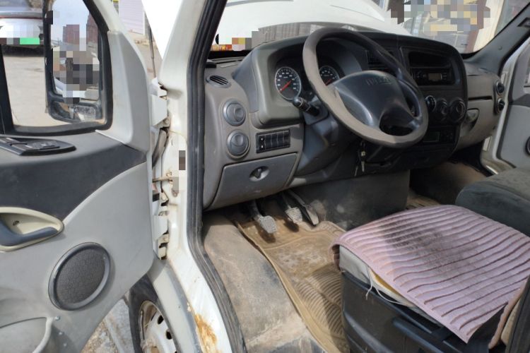 Used Iveco Power Daily 2017 2.5T Deluxe A32 Mid-Roof 5-7 Seater 47Z5 Passenger Van Driver Seat