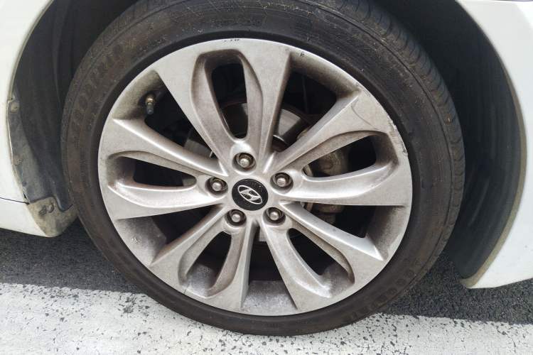 Used Hyundai Sonata 2011 2.0L Automatic Supreme Edition Right Front Wheel Hub