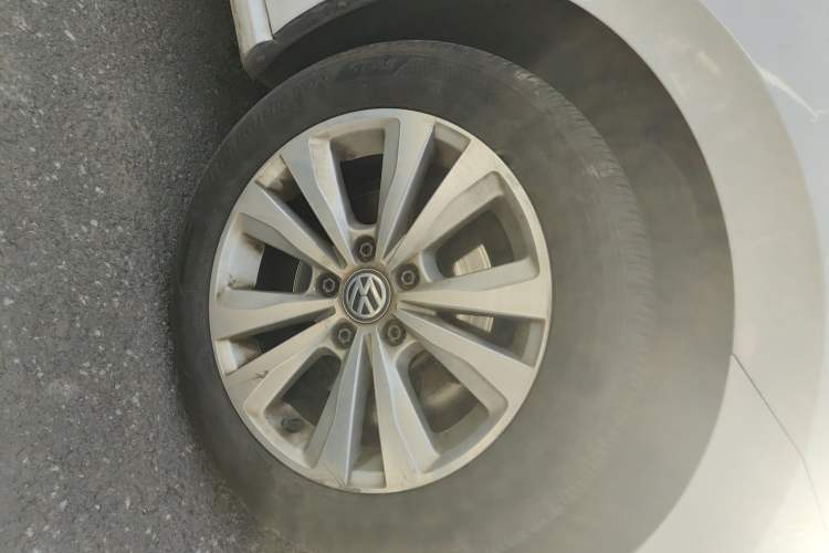 Used Volkswagen Golf Sportsvan 2016 230TSI Automatic Trend Edition Right Front Wheel Hub