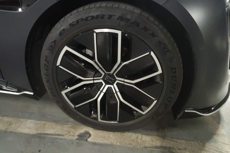 Used Avatr 12 2024 700 Three-Laser Rear-Wheel Drive Luxury Edition Right Front Wheel Hub