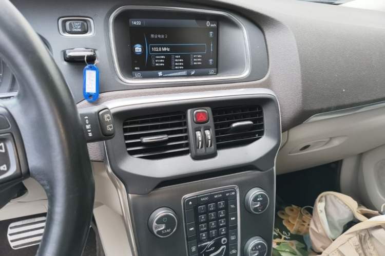 Used Volvo V40 2013 2.0T Zhiya Edition
