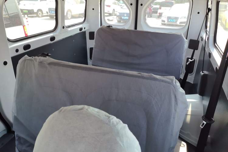 Used Wuling Yangguang 2024 300KM Comfort Version Passenger Van 75kW Left Rear Seat