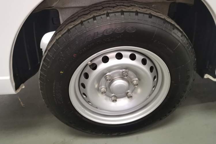 Used Wuling Yangguang 2024 300km Range Practical Window-Sealed Version 60kW Right Rear Wheel Hub