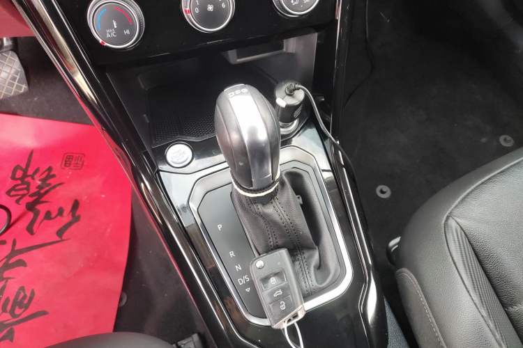 Used Volkswagen T-ROC 2018 280TSI DSG Two-Wheel-Drive Comfort Version China V Standard Gear Lever