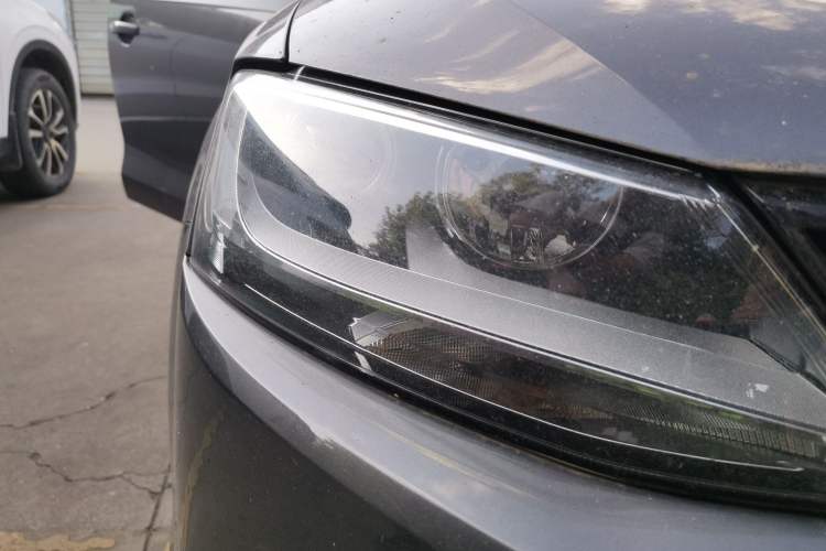 Used Volkswagen Sagitar 2014 Revised Version 1.6L Automatic Comfort Edition Right Front Headlight