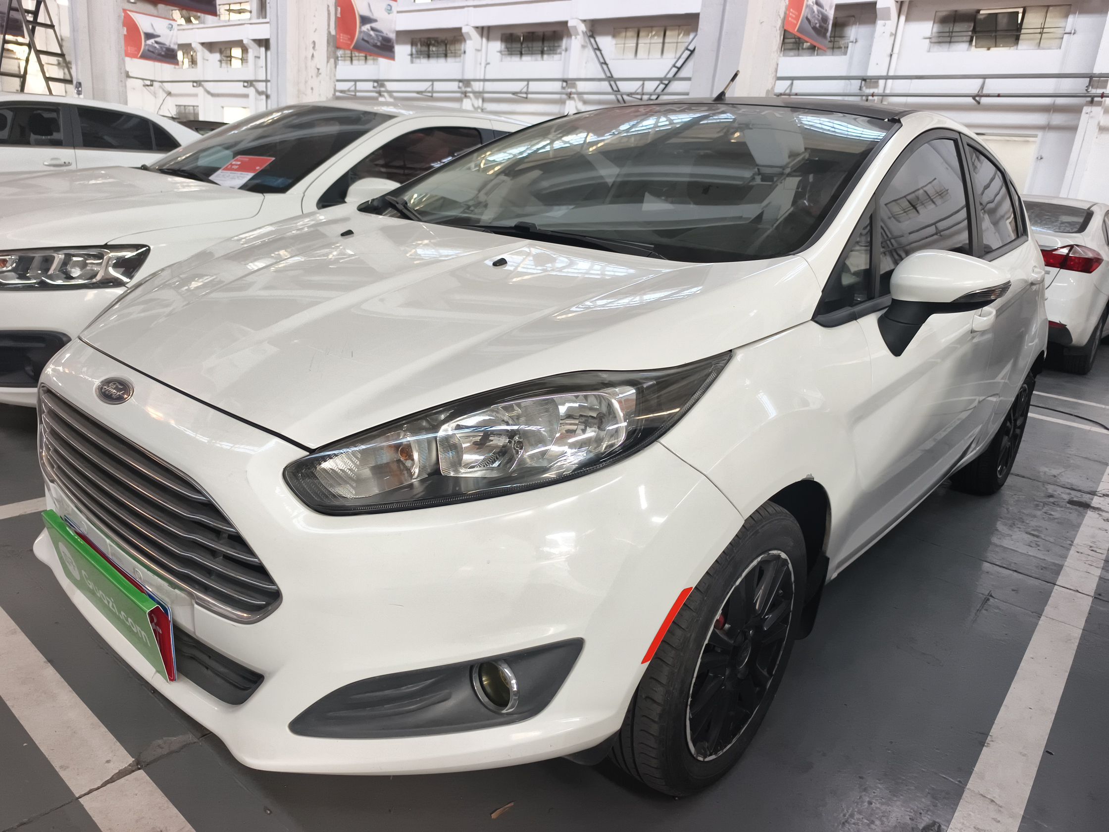 تحت مقدمة السيارة