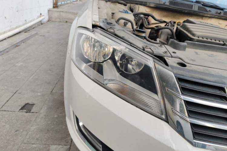 Used Volkswagen Gran Lavida 2014 1.6L Automatic Sport Edition Right Front Headlight