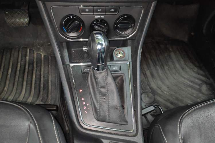 Used Volkswagen Lavida 2015 1.6L Automatic Comfort Edition Gear Lever