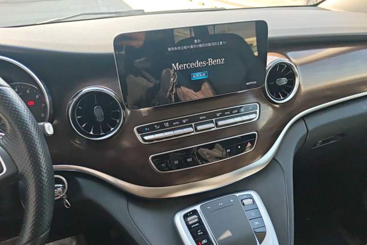 Used Mercedes-Benz V-Class 2020 V 260 Avantgarde Edition Audio And AC Panel