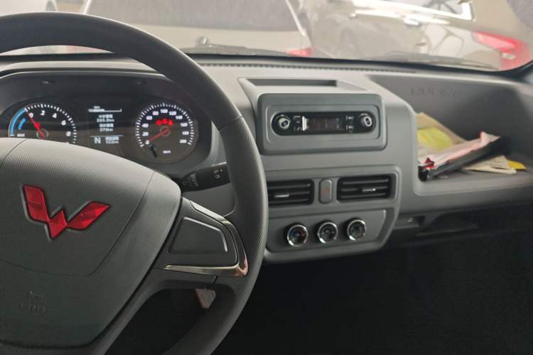 Used Wuling Yangguang 2024 300KM Comfort Version Passenger Van 75kW
