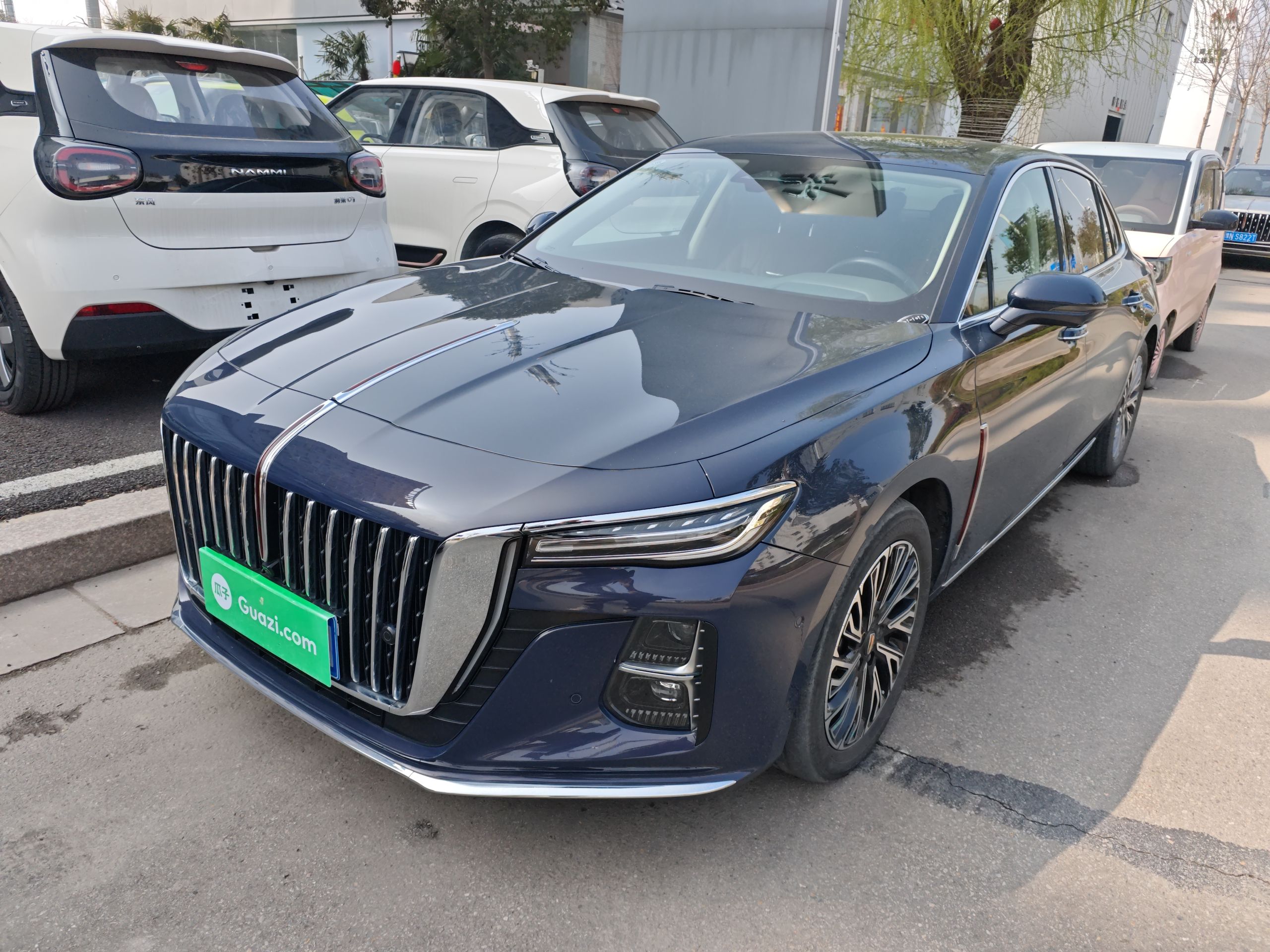 Под передней частью автомобиля