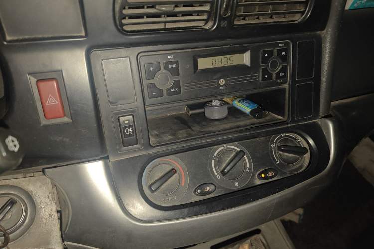 Used Jinbei Hiace 2011 2.0L 5th Generation Kuaiyunwang Luxury Edition 4G19