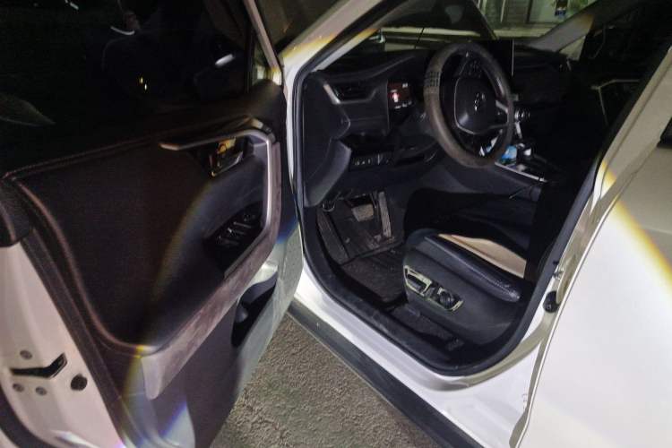 Used Toyota RAV4 2021 2.0L CVT 4x4 Style PLUS Edition Driver Seat