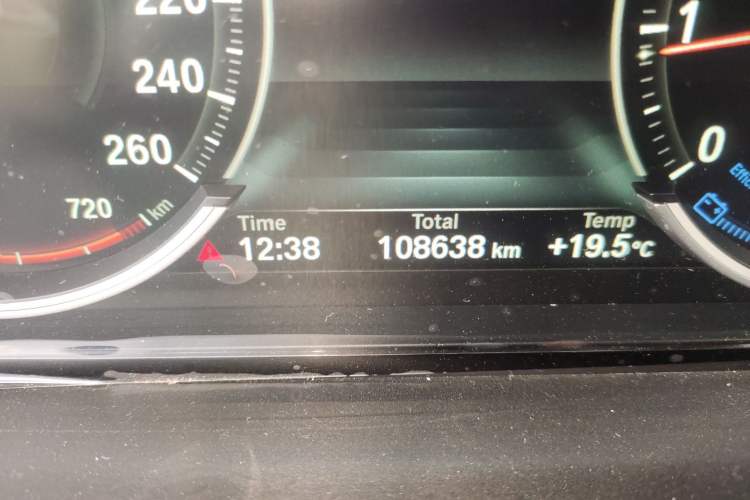 Used BMW 5 Series 2017 525Li Leading Model Odometer Close Up