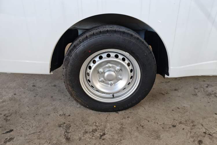 Used Wuling Yangguang 2024 300KM Comfort Version Passenger Van 75kW