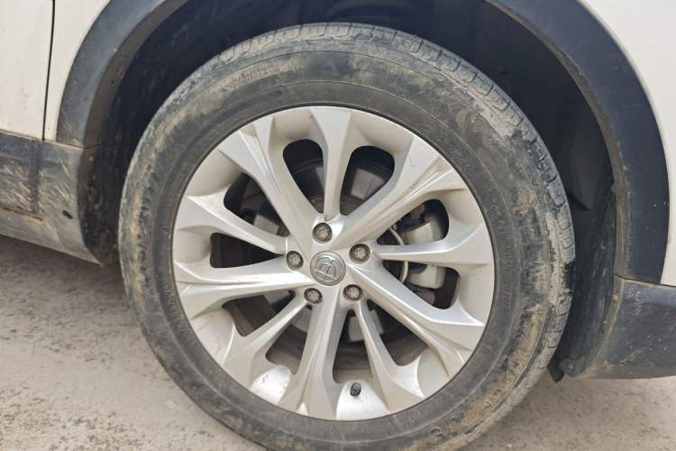 Used Brilliance V3 2015 1.5L Manual Elite Model Right Front Wheel Hub