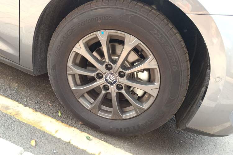 Used BYD Qin L 2025 DM-i Smart Drive 80KM Leading Model Right Front Wheel Hub