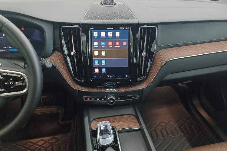 Used Volvo XC60 New Energy 2025 Plug-in Hybrid Long-Range All-Wheel Drive Smart Luxury Edition Audio And AC Panel