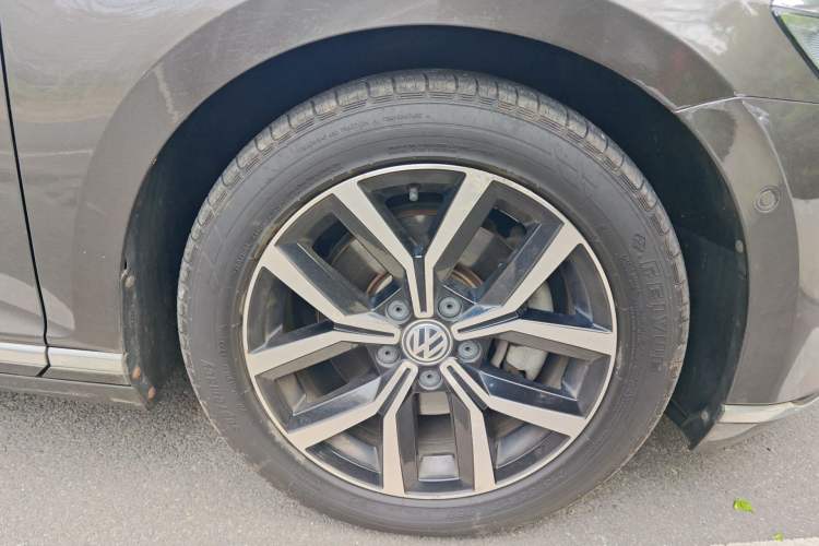 Used Volkswagen Magotan 2017 330TSI DSG Luxury Model Right Front Wheel Hub