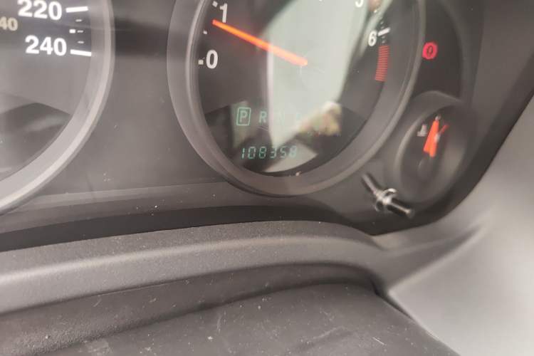 Used Jeep Compass 2011 2.4L four-wheel-drive sport version Odometer Close Up