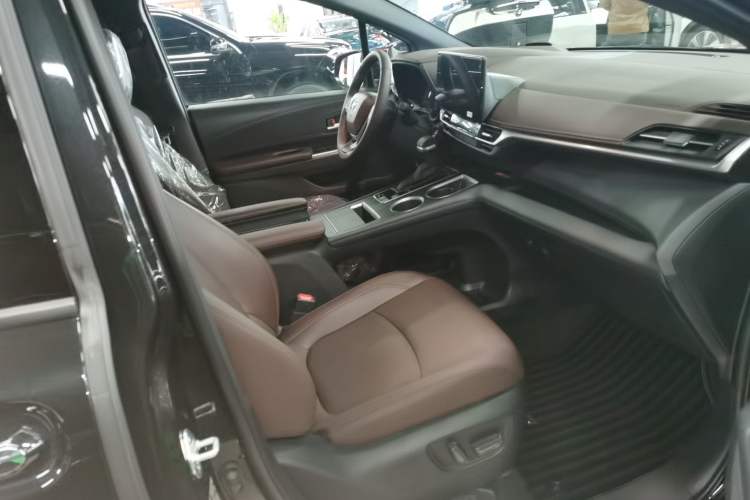 Used Toyota Granvia 2026 Model 2.5L Hybrid Prestige PLUS Four-Wheel Drive Edition
