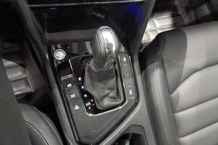 Used Volkswagen Tharu 2021 280TSI Two-Wheel-Drive Luxury Plus Edition Gear Lever