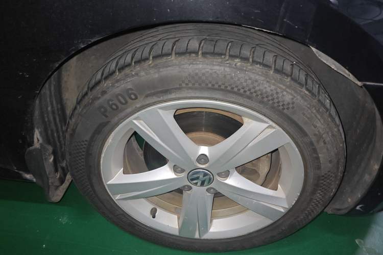 Used Volkswagen Passat 2013 1.8TSI DSG Prestige Edition Right Front Wheel Hub