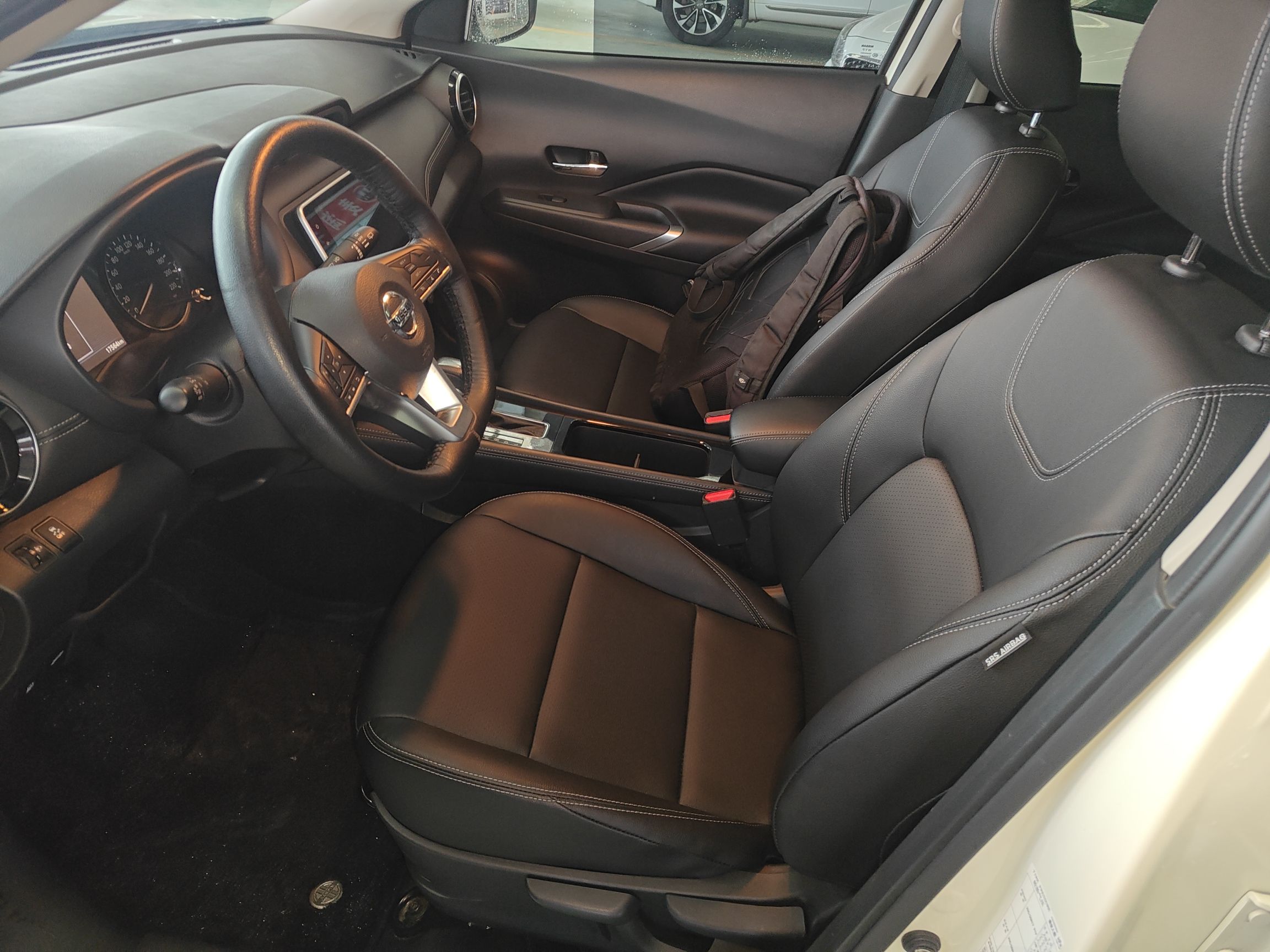 المقاعد الأمامية داخل السيارة