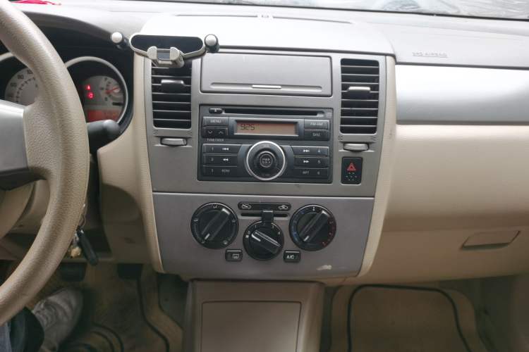 Used Nissan Tiida Sedan 2008 1.6L Manual Fashion Edition Audio And AC Panel