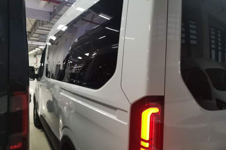 Used Ford Transit T8 2024 T8 2.3T Diesel Automatic Mid-Drive Mid-Roof 6-Seater Fully Equipped 2/2/2 Configuration