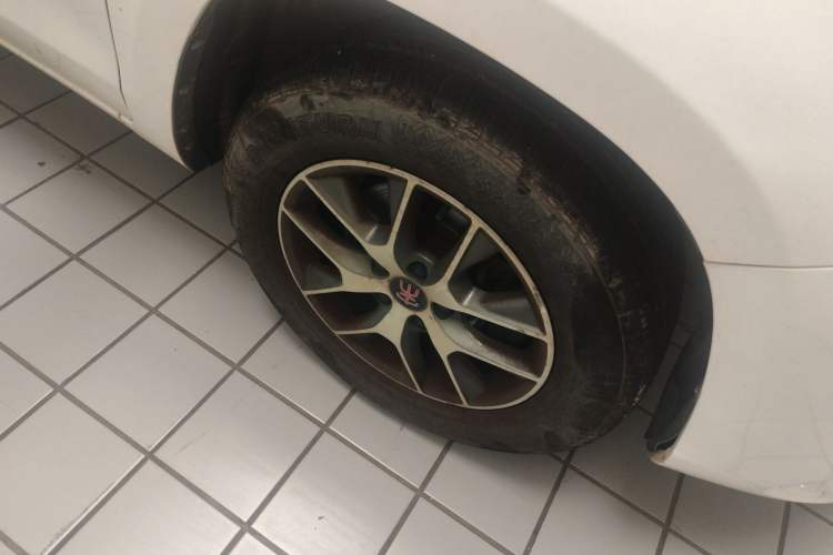 Used BYD Song 2017 Gaishe Upgrade Edition 1.5TID Automatic Comfort Model Right Front Wheel Hub