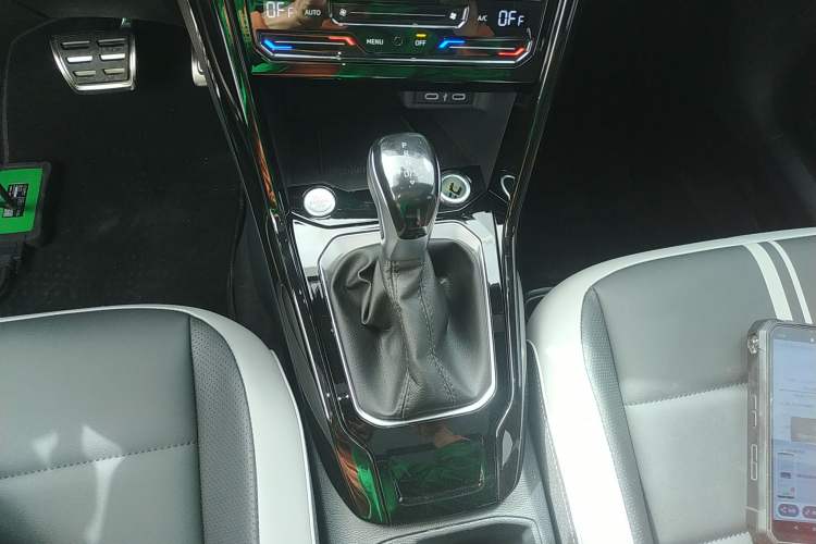 Used Volkswagen T-ROC 2023 300TSI DSG Two-Wheel-Drive Chen Guang Edition Gear Lever