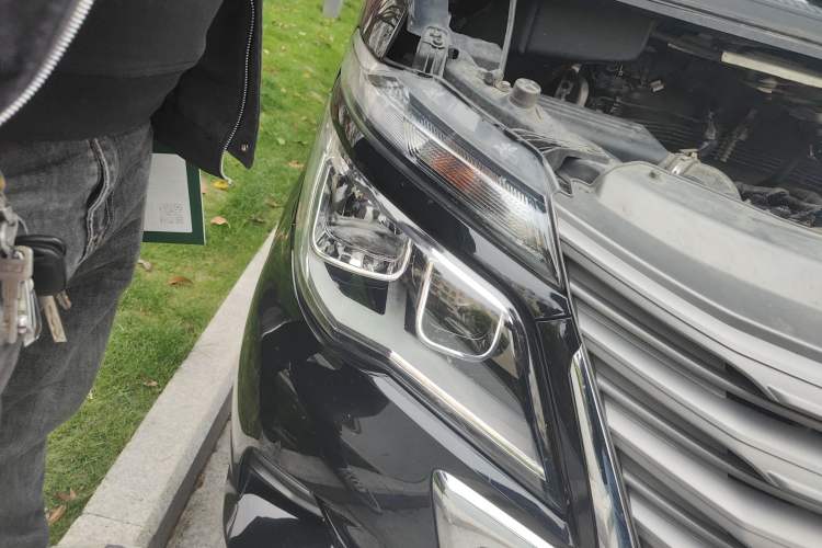 Used FORTHING Lingzhi 2023 M5L 1.6L Base Model 7 Seats Right Front Headlight