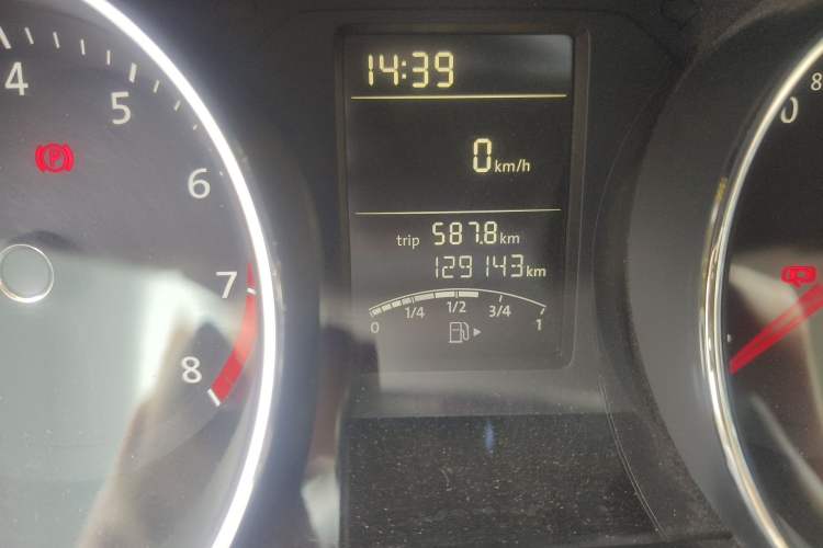 Used Volkswagen Sagitar 2015 1.6L Manual Comfort Model Odometer Close Up