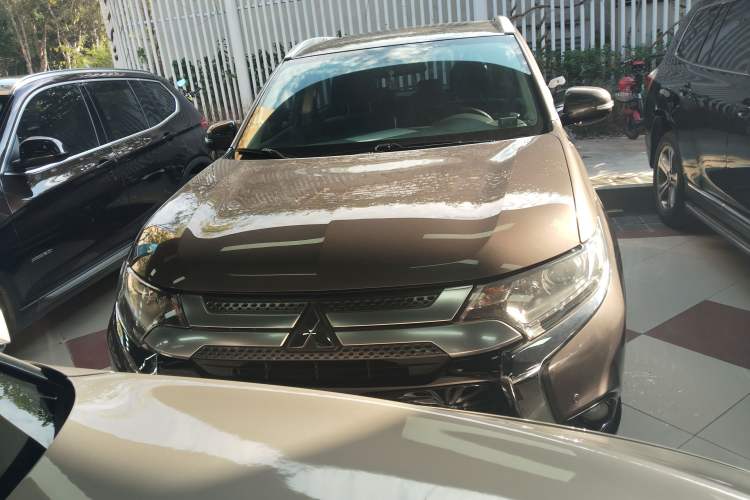 Used Mitsubishi Outlander 2019 2.0L Two-Wheel Drive Comfort Edition 7-Seater China VI Standard