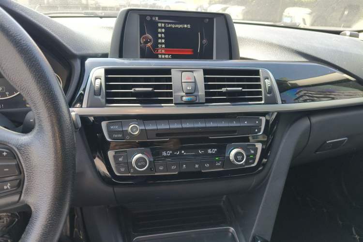 Used BMW 3 Series 2017 318Li Fashion Model Audio And AC Panel