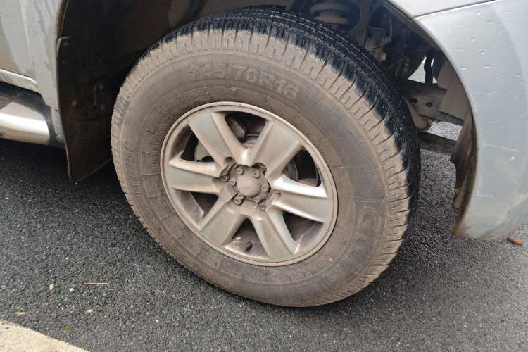 Used Isuzu D-MAX 2018 2.5T Two-Wheel-Drive Base Version JE4D25Q5A