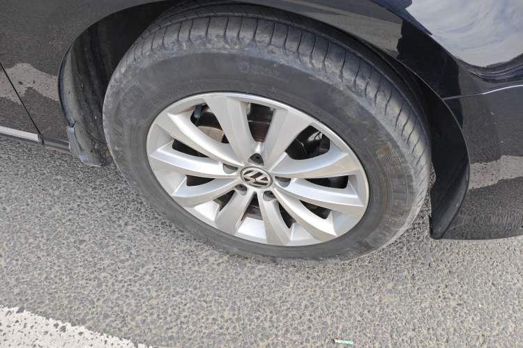 Used Volkswagen Magotan 2012 Revised 1.8TSI Comfort Version Right Front Wheel Hub