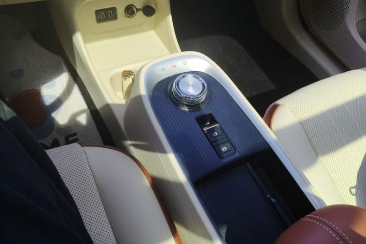 Used ORA Good Cat 2022 Morandi Edition 400km Standard Range Premium Version Lithium-Ion Battery Gear Lever