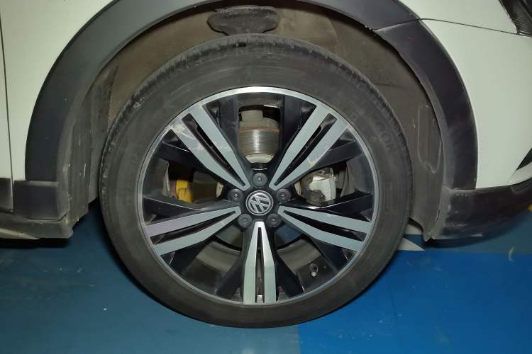 Used Volkswagen Cross Lavida 2016 1.6L Automatic Comfort Edition Right Front Wheel Hub