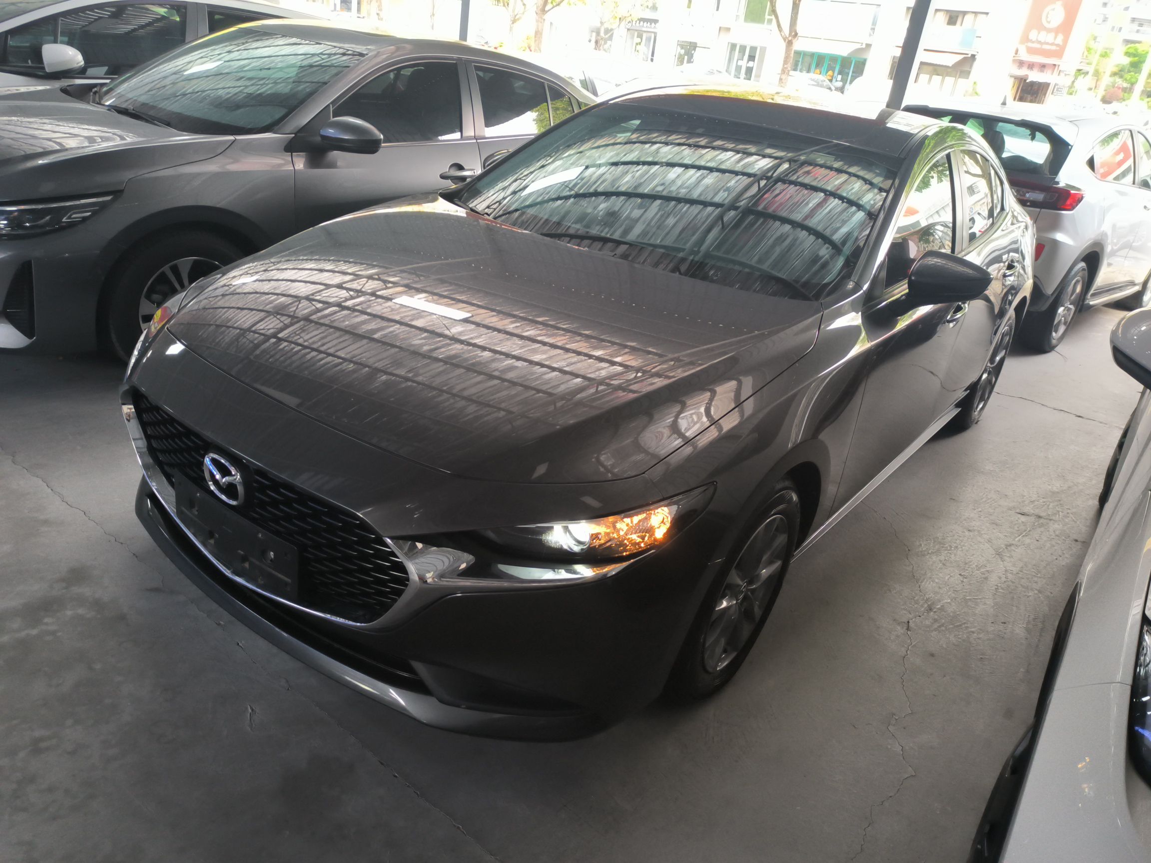 تحت مقدمة السيارة