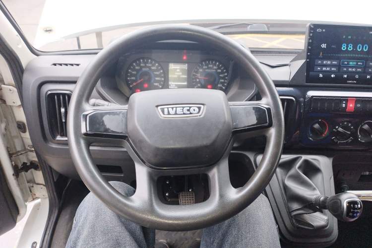 Used Iveco Daily 2023 2.8T V40 Van Long Wheelbase Mid-Roof Dual Tires Manual Doors 2-3 Seater
