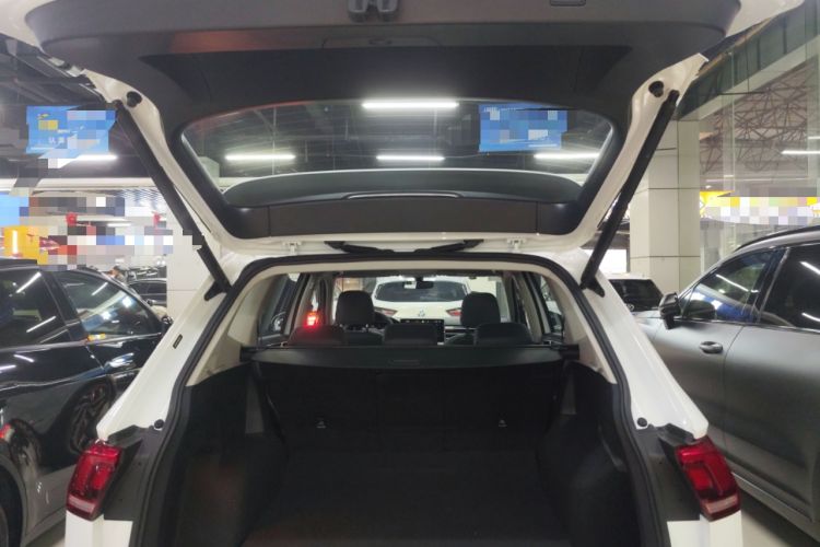 Used Volkswagen Tiguan L 2024 Outstanding Model 330TSI Automatic Two-Wheel Drive R-Line Dragon Glory Edition Trunk