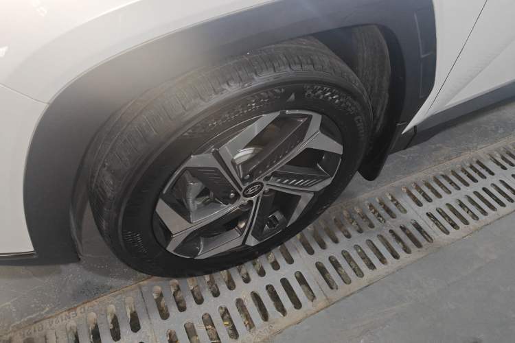 Used Hyundai Tucson 2023 Tucson L 1.5T Automatic Two-Wheel Drive DLX Luxury Edition Left Front Wheel Hub