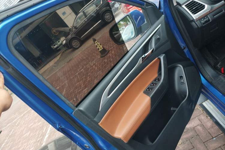 Used SAIC MAXUS T70 2021 2.0T Diesel Automatic Two-Wheel Drive Elite Version with Long Bed and High Ground Clearance