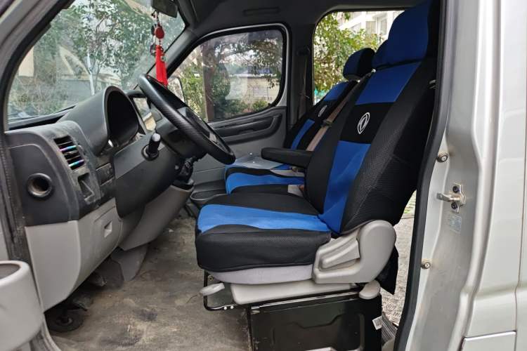 Used Dongfeng Yufeng 2020 2.3T Economy Logistics Vehicle Short Wheelbase Mid-Roof Design 5-9 Seats WP2.3